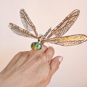 ガラスの目が付いた虹彩色の黒いイトトンボ/トンボのオーナメント