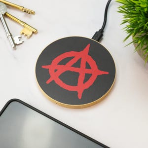 Cargador de teléfono inalámbrico con símbolo de anarquía, regalo para teléfono celular impreso en madera