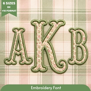 Puede incluir: Un diseño de fuente de bordado con las letras A, K y B en estilo serif. Las letras tienen un borde grueso de puntada de satén verde oliva y un relleno de patrón floral con pequeñas flores rosas sobre un fondo crema. Texto 6 SIZES BX +10 FORMAT.