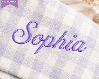 Peut inclure: Gros plan sur un tissu à carreaux blancs et violets clairs avec le nom "Sophia" brodé en script violet. Le texte "6 Sizes BX +10 Format" est dans un encadré violet en haut à gauche. Le texte "Embroidery Font" est en bas.
