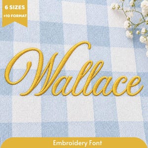 Peut inclure: Un texte en écriture jaune brodé indiquant Wallace sur un fond de tissu à carreaux vichy bleu clair et blanc. Une bannière dorée en haut à gauche affiche 6 SIZES +10 FORMAT, et une bannière dorée en bas indique Embroidery Font.