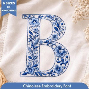 Pode incluir: Letra "B" bordada com um design floral, com flores e folhas azuis sobre um fundo branco. O texto "Chinoiese Embroidery Font" está na parte inferior, com "6 SIZES BX +10 FORMAT" no canto superior esquerdo.
