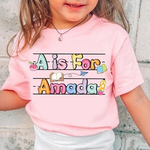 Camiseta personalizada colorida para niños con nombre y letra, camiseta para niños "Feliz último día de clases", camiseta personalizada para niños con alfabeto, ¡Se acabó la escuela!