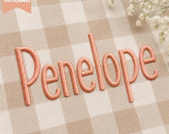 Peut inclure: Le prénom Penelope est brodé avec un fil de couleur corail sur un tissu à carreaux vichy beige et blanc. Une bannière pêche en haut à gauche affiche le texte 5 SIZES +10 FORMAT, et une bannière en bas indique Embroidery Font.