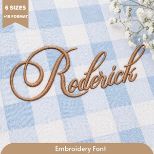 Peut inclure: Le nom Roderick est brodé dans une police cursive marron sur un tissu vichy bleu clair et blanc. Une bannière beige en haut à gauche affiche le texte 6 SIZES +10 FORMAT, et une bannière beige en bas indique Embroidery Font.