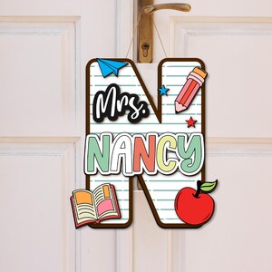 Arte de madera 3D personalizado para el aula, letrero de puerta de 2 capas para el maestro, letrero de madera con la letra y el nombre del maestro, idea de regalo para la vuelta al cole.