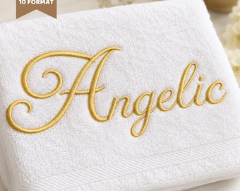 Peut inclure: Serviette de bain blanche avec le mot "Angelic" brodé en fil d'or. La serviette a une surface texturée et une bordure décorative. Le texte de l'image indique "6 tailles 8X + 10 formats" et "Police de broderie".