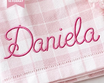 Peut inclure: Un tissu à carreaux roses et blancs avec le nom "Daniela" brodé en police cursive. Le texte "6 Sizes 8X + 10 Format" est dans le coin supérieur gauche. Les mots "Embroidery Font" sont en bas.
