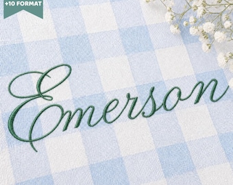 Peut inclure: Un motif de police de broderie présentant le nom Emerson cousu en fil vert foncé sur un tissu à carreaux vichy bleu clair et blanc. Un petit bouquet de fleurs de gypsophile blanches est visible dans le coin supérieur droit de l'image.
