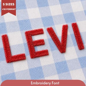 Op de afbeelding: De naam LEVI is geborduurd met rode draad op een lichtblauw en wit gingham-stof. Een rode banner in de linkerbovenhoek toont de tekst 5 SIZES +10 FORMAT en een rode banner onderaan toont de tekst Embroidery Font.