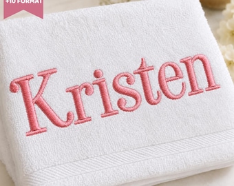 Peut inclure: Une serviette en coton blanc avec le prénom Kristen brodé en fil rose au centre. La serviette présente une surface en tissu texturé avec un détail de bordure décorative sur le bas. Une bannière rose dans le coin affiche 5 SIZES +10 FORMAT.