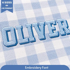 Op de afbeelding: De naam OLIVER is geborduurd in lichtblauw garen met een donkerblauwe omlijning op een lichtblauw en wit vichy-ruitjesstof. Een blauwe banner in de linkerbovenhoek bevat de tekst 6 SIZES BX +10 FORMAT en onderaan staat Embroidery Font.