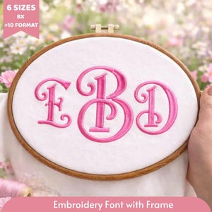 Op de afbeelding: Een ovale houten borduurring met witte stof waarop de monogramletters EBD in felroze zijn geborduurd in een decoratief lettertype. Een roze banner in de linkerbovenhoek toont de tekst 6 SIZES BX +10 FORMAT.