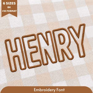 Könnte beinhalten: Ein Stickschrift-Design mit dem Namen HENRY, gestickt in braunem Garn auf einem hellbeigen und weißen Vichy-Karo-Stoff. Ein braunes Banner oben links zeigt den Text 6 SIZES BX +10 FORMAT, mit Embroidery Font im unteren Bereich.