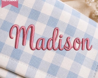 Peut inclure: Un tissu à carreaux vichy bleu clair et blanc avec le prénom Madison brodé en fil rose cursif. Une bannière rose en haut à gauche affiche le texte 5 SIZES +10 FORMAT, et une bannière rose en bas affiche le texte Embroidery Font.