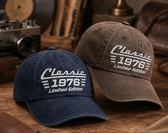 Puede incluir: Dos gorras de béisbol, una azul marino y otra marrón, ambas con texto bordado en blanco que dice Classic 1976 Limited Edition con líneas horizontales en los paneles frontales. Cada gorra tiene una visera curva y un diseño estructurado.