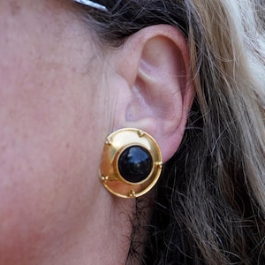 Clips para pendientes de botón de coral negro de 18 quilates de Everett