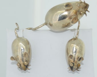 Skurriles, bauschiges Maus-Ohrring- und Broschen-Set aus Sterlingsilber