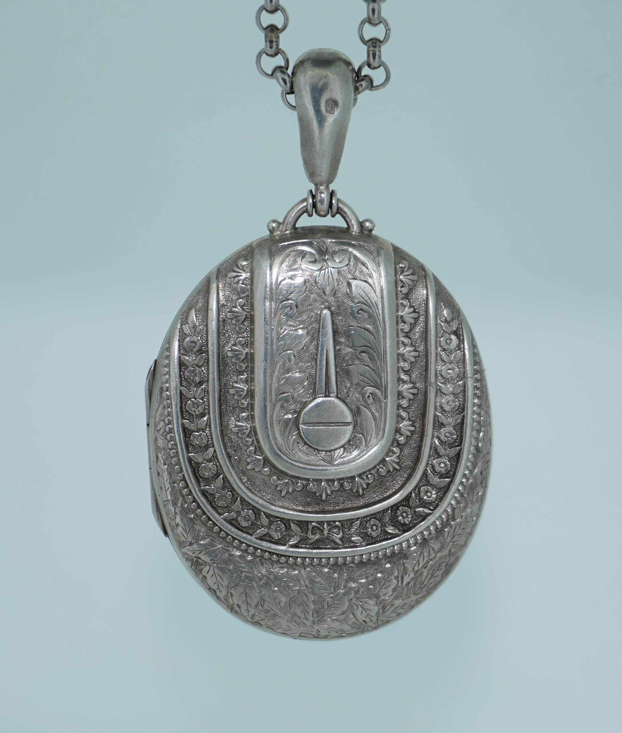 Antico medaglione vittoriano in argento dorato, fiore