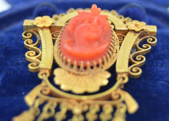 18K Victorian Etruscan Revival Coral Cameo Brooch - image 4