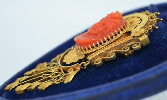 18K Victorian Etruscan Revival Coral Cameo Brooch - image 5