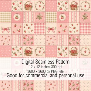 Pu&ograve; includere: Un motivo digitale senza cuciture con una griglia patchwork di quadrati rosa e crema con motivi di fragole, cestini di fragole, quadretti vichy, strisce e fiocchi. Il testo recita: Digital Seamless Pattern 12 x 12 inches 300 dpi 3600 x 3600 px PNG File.