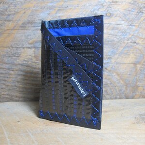 Cartera con funda para tarjetas de identificación - Fibra de carbono negra/azul - Fabricada en EE. UU. - Vegana - Minimalista