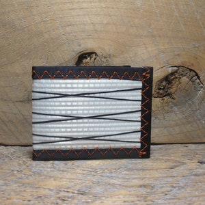 Cartera plegable de bolsillo minimalista - Fabricada en EE. UU. - Vegana - Blanco / Naranja