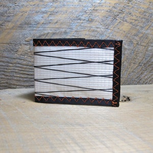 Cartera de identificación plegable - Fabricada en EE. UU. - Cartera resistente para hombre - Vegana - Blanco/Naranja