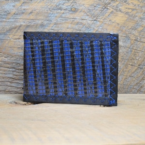 Cartera de identificación plegable de fibra de carbono - Fabricada en EE. UU. - Vegana - Negro / Azul