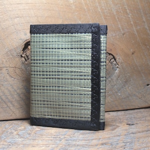 Cartera de identificación triple con bolsillo para cambio - Fabricada en EE. UU. - Vegana - Tela de vela verde oliva