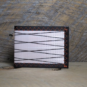 Cartera plegable - Fabricada en EE. UU. - Cartera resistente para hombre - Vegana - BlancoX / Naranja