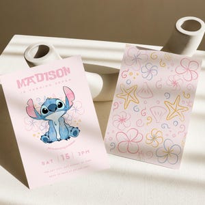 Puede incluir: Dos tarjetas de invitaci&oacute;n rosas. Una presenta a Stitch y dice "MADISON cumple siete" con detalles del evento. La otra tiene un patr&oacute;n de flores, conchas marinas y espirales. Ambas est&aacute;n sobre una superficie blanca.