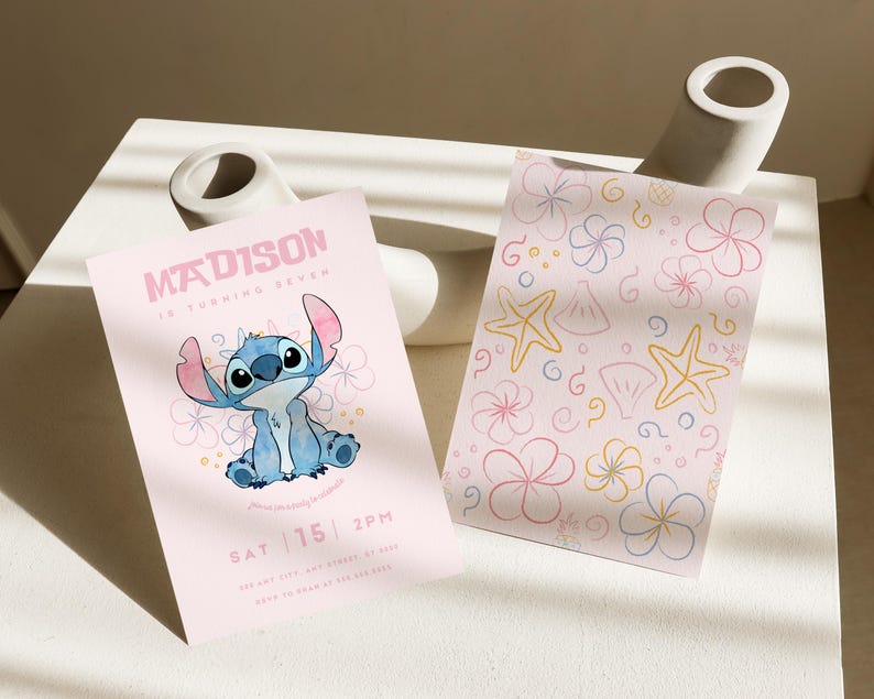 Puede incluir: Dos tarjetas de invitaci&oacute;n rosas. Una presenta a Stitch y dice "MADISON cumple siete" con detalles del evento. La otra tiene un patr&oacute;n de flores, conchas marinas y espirales. Ambas est&aacute;n sobre una superficie blanca.