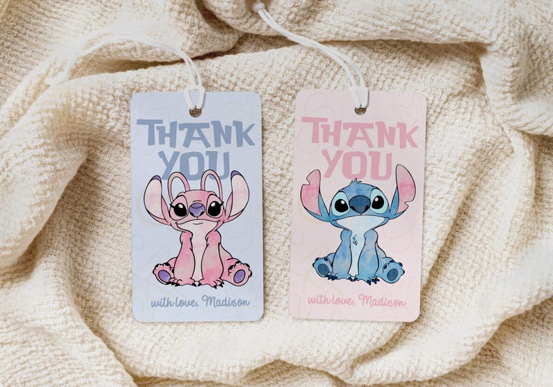 Puede incluir: Dos etiquetas de regalo con personajes de dibujos animados. Una etiqueta es azul claro con un personaje rosa, la otra es rosa con un personaje azul. Ambas etiquetas tienen las palabras "THANK YOU" y "with love, Madison".