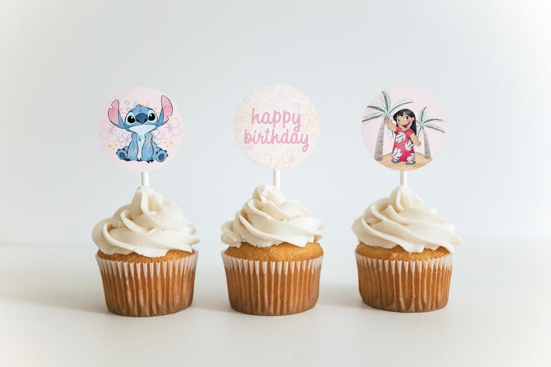 Puede incluir: Tres cupcakes con glaseado blanco y adornos. Uno presenta a Stitch, otro dice "feliz cumplea&ntilde;os" y el tercero muestra a una ni&ntilde;a con palmeras. Los cupcakes tienen envoltorios de papel marr&oacute;n.