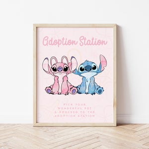 Puede incluir: Una impresi&oacute;n enmarcada con dos personajes de dibujos animados, uno rosa y otro azul, sobre un fondo rosa claro. Las palabras "Adoption Station" est&aacute;n en la parte superior, con texto debajo que dice "Pick Your Wonderful Pet & Proceed to the Adoption Station."