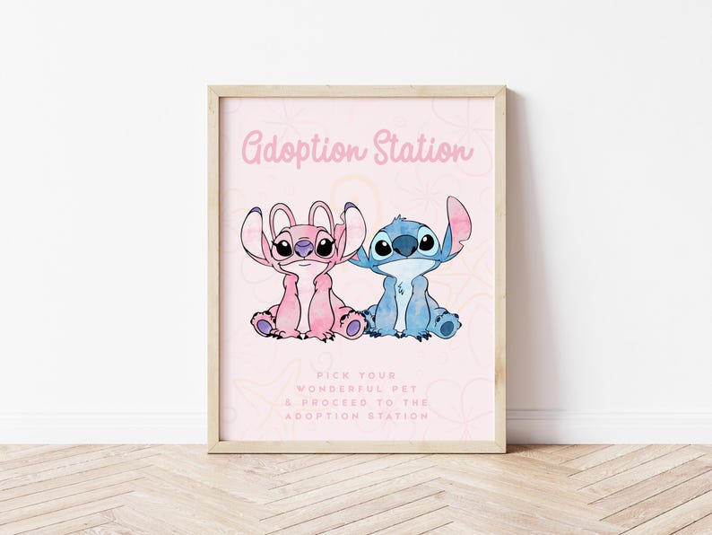 Puede incluir: Una impresi&oacute;n enmarcada con dos personajes de dibujos animados, uno rosa y otro azul, sobre un fondo rosa claro. Las palabras "Adoption Station" est&aacute;n en la parte superior, con texto debajo que dice "Pick Your Wonderful Pet & Proceed to the Adoption Station."