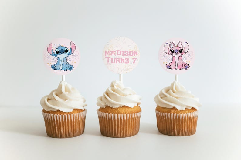 Puede incluir: Tres cupcakes con glaseado blanco y adornos decorativos. Los adornos presentan personajes de dibujos animados y el texto "MADISON TURNS 7". Los cupcakes est&aacute;n sobre una superficie blanca.