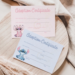 Puede incluir: Dos certificados de adopci&oacute;n con un personaje de dibujos animados. Uno es rosa con un personaje rosa, el otro es azul con un personaje azul. Ambos tienen campos para rellenar con el nombre y el nombre de la mascota.