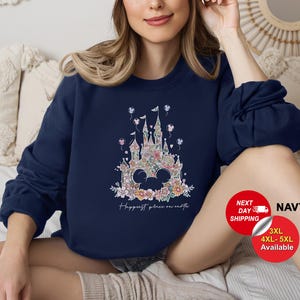 Puede incluir: Sudadera azul marino con un dise&ntilde;o floral de un castillo y el texto "Happiest place on earth".