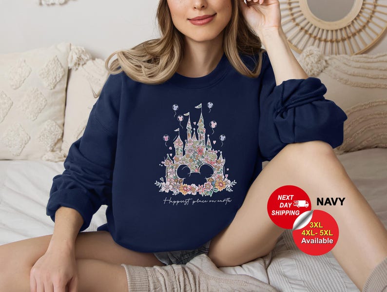 Puede incluir: Sudadera azul marino con un dise&ntilde;o floral de un castillo y el texto "Happiest place on earth".