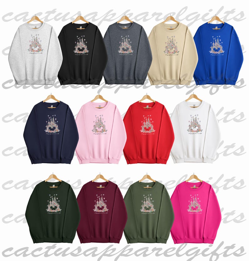 Puede incluir: Una colecci&oacute;n de 12 sudaderas en varios colores con un gr&aacute;fico de castillo rosa y blanco brillante con el texto "Happily Ever After".