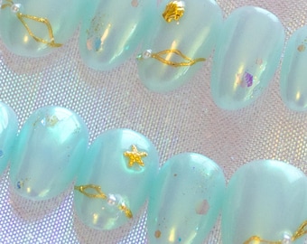 Uñas postizas de espuma de mar / Juego de uñas con temática oceánica abstracta, iridiscente, holográfica, azul, verde y aurora, con diseño de sirena y cromo
