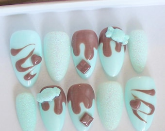 Unghie finte color cioccolato alla menta / Set di unghie glitterate a tema dessert con gocce di cioccolato dipinte a mano color verde menta pastello