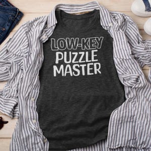 Puzzle Solver Shirt Low Key Puzzle Master Shirt grappig Logic Tee cadeau voor denkers Escape Room Tshirt Mystery Fan Introverte humor