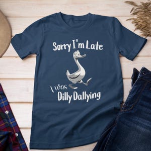 Przepraszam za spóźnienie. Byłem Dilly Dallying Goose Shirt, Dilly Dallying Shirt, Funny Goose Shirt, Funny Animal Shirt, Dilly Dally Shirt, Duck Tee