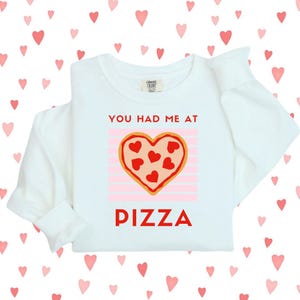 Bluza z kapturem You Had Me at Pizza: Lekka, kulinarna bluza z okrągłym dekoltem