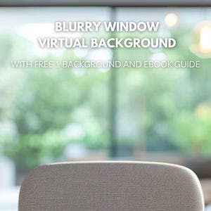 Op de afbeelding: Een wazig beeld van een raam met groen gebladerte erbuiten. De tekst "BLURRY WINDOW VIRTUAL BACKGROUND WITH FREE 1 BACKGROUND AND EBOOK GUIDE" wordt boven het raam weergegeven.