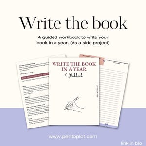 Op de afbeelding: Een roze en wit werkboek met de titel "Write the Book in a Year" met een hand die een pen vasthoudt en schrijft. Het werkboek is een begeleidend werkboek om je te helpen je boek in een jaar te schrijven. De tekst "www.pentoplot.com" staat onderaan de pagina.
